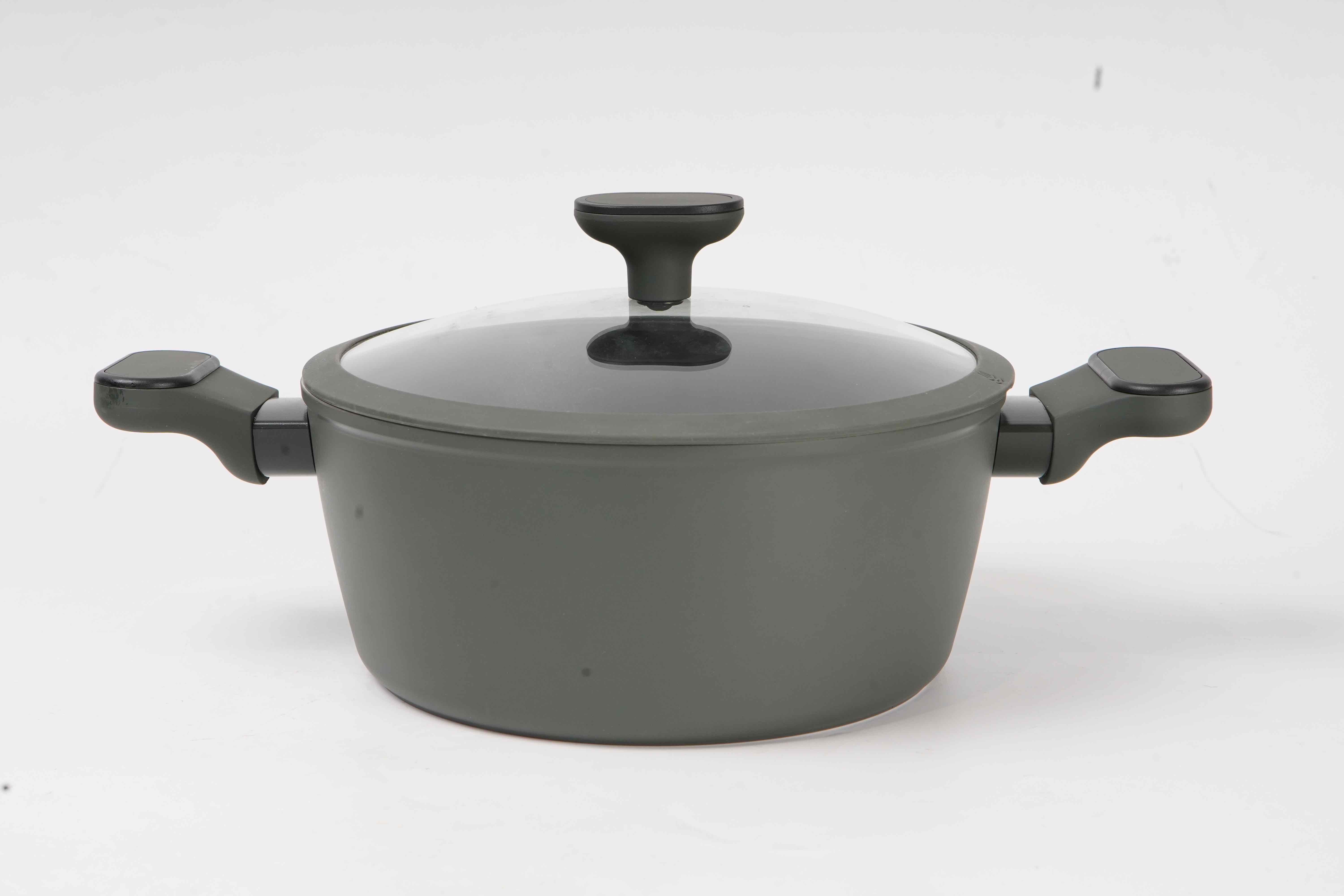 Forged sauce pot with new handle and lid