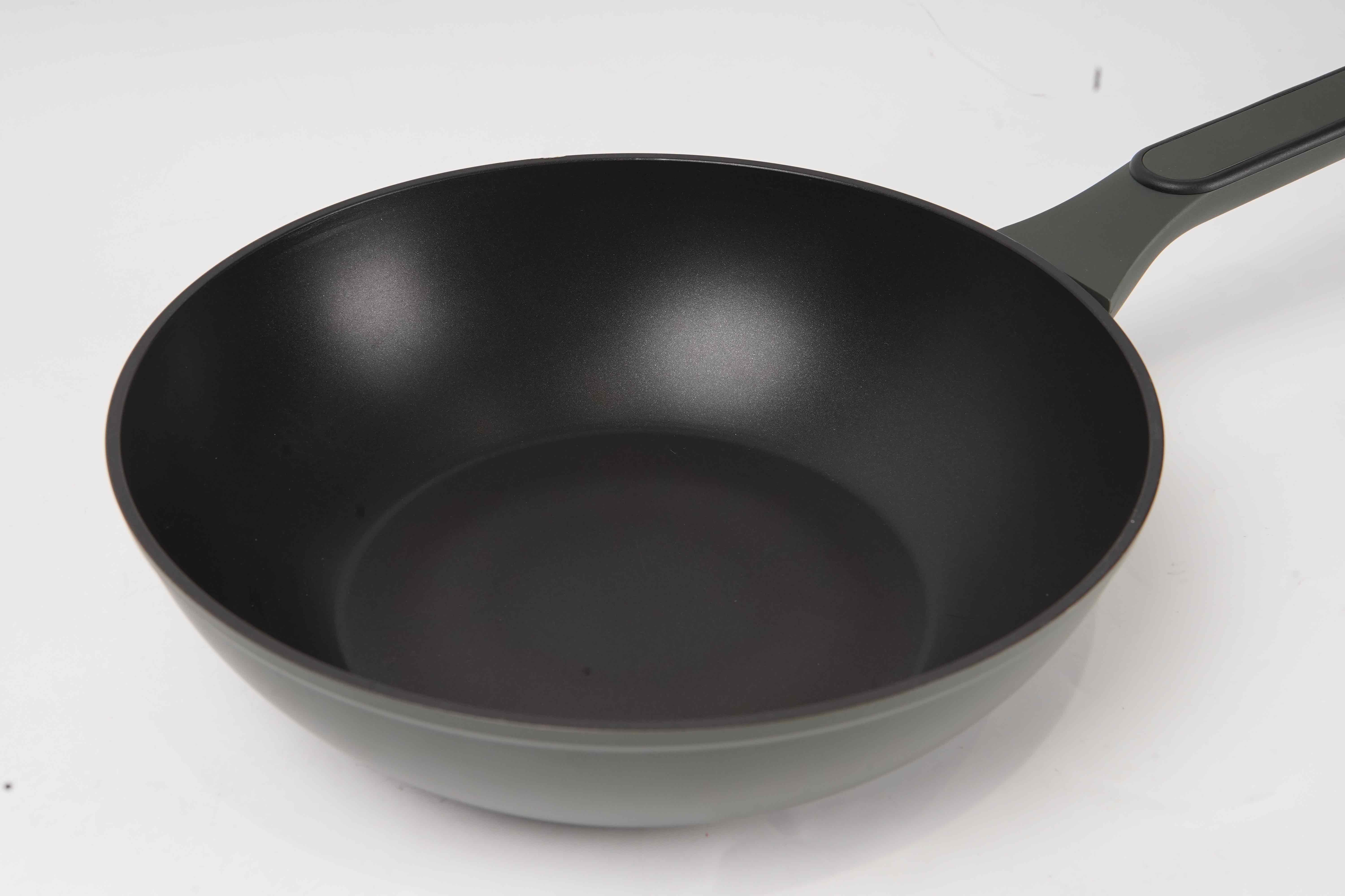 Forged wok pan with new handle and lid