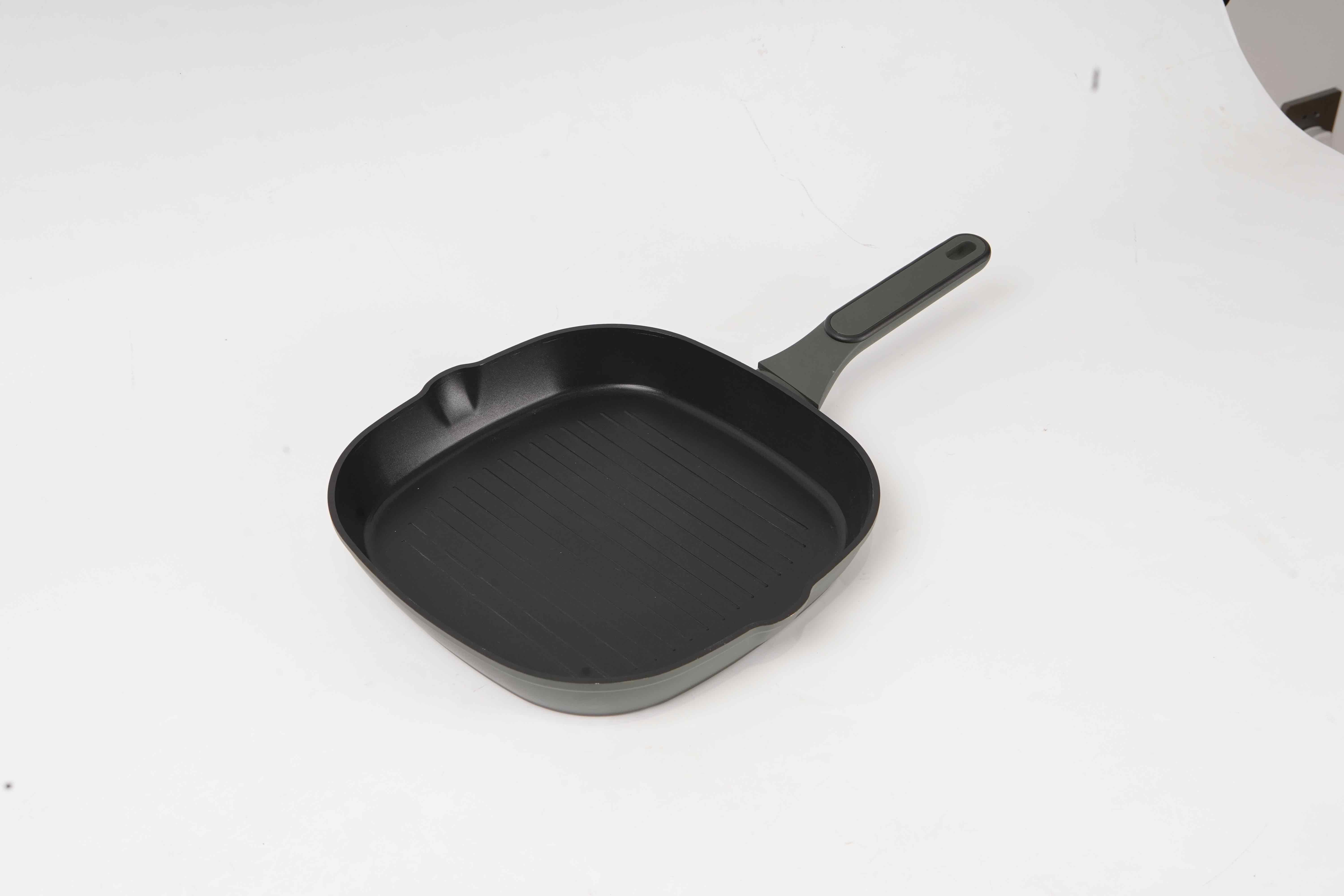 Forged grill pan with new handle