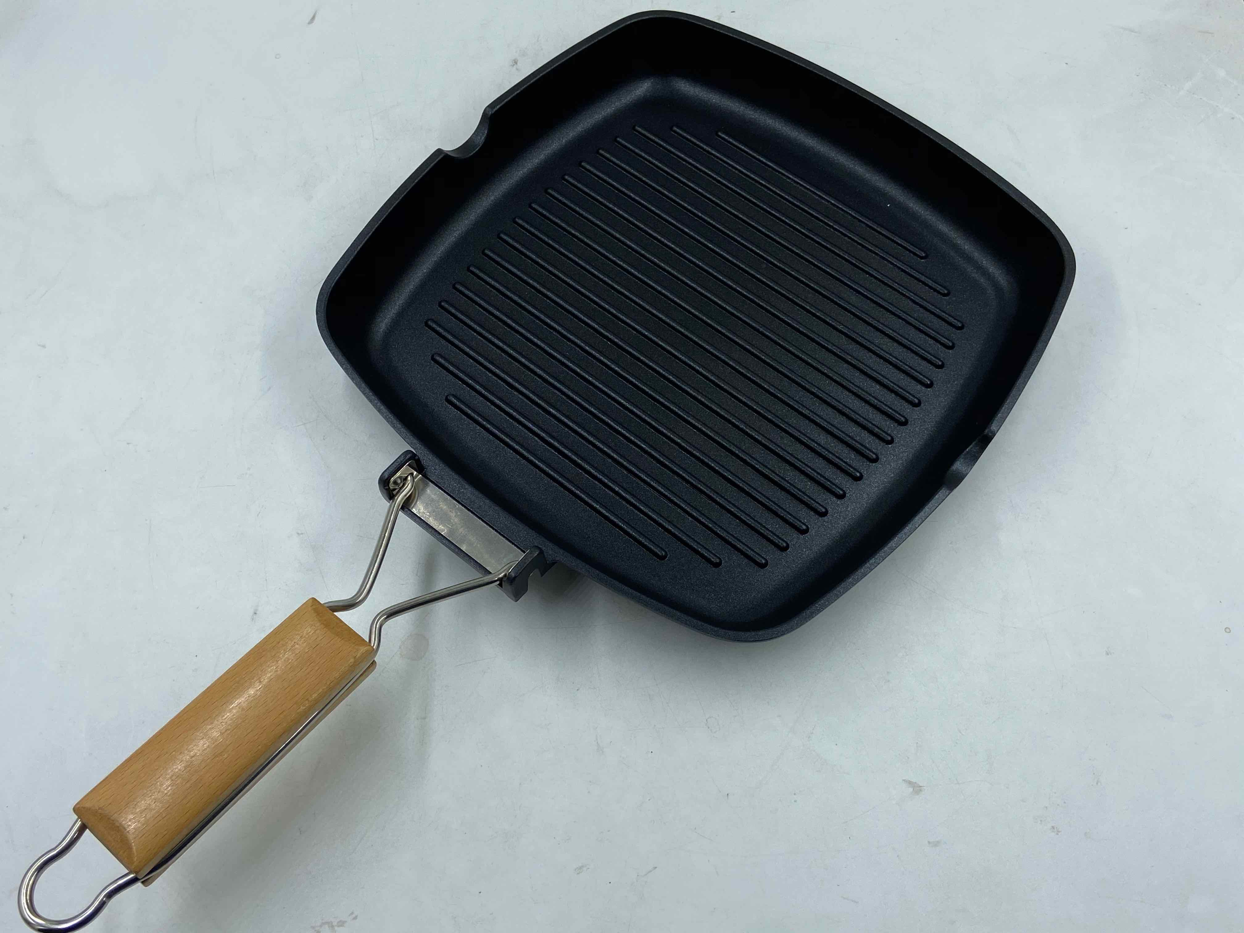 Cast aluminum grill pan with folded wood handle