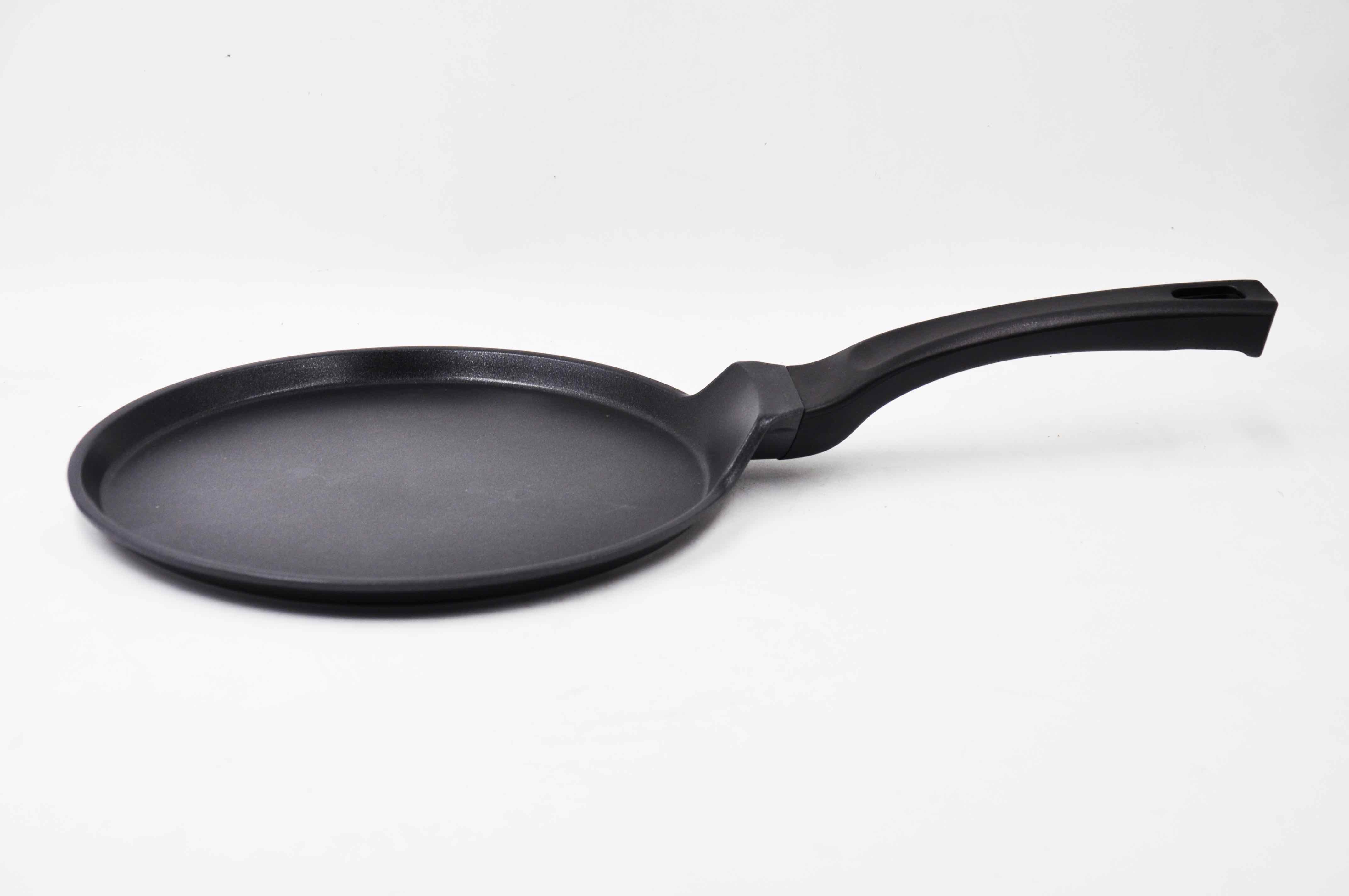 Forged pizza pan with new handle